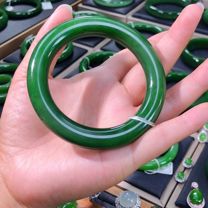 未镶嵌手镯和田玉（碧玉）肉底辣菠菜绿胖圆