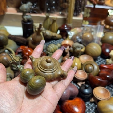 维腊木（绿檀）草**图