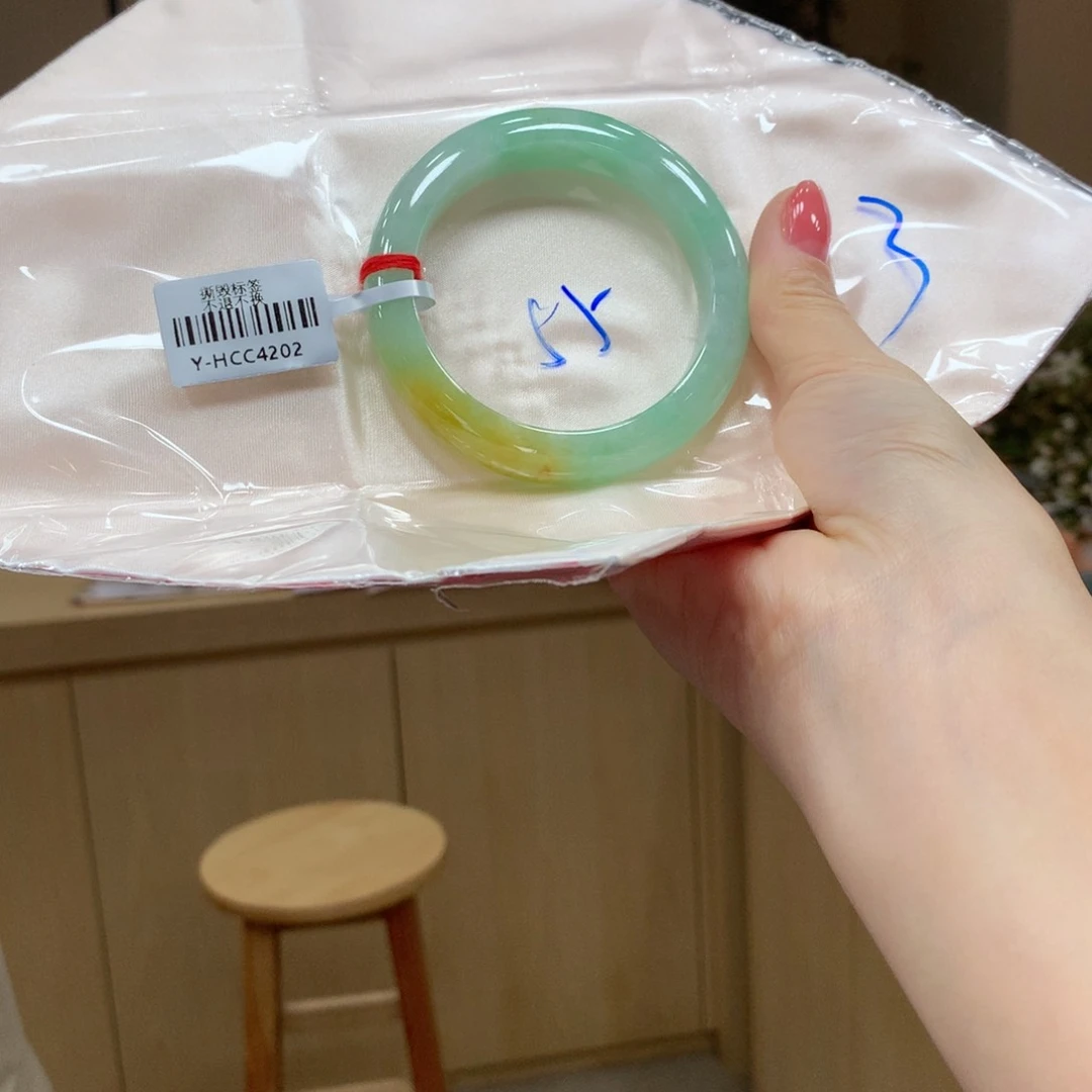 翡翠手镯未镶嵌不退不换