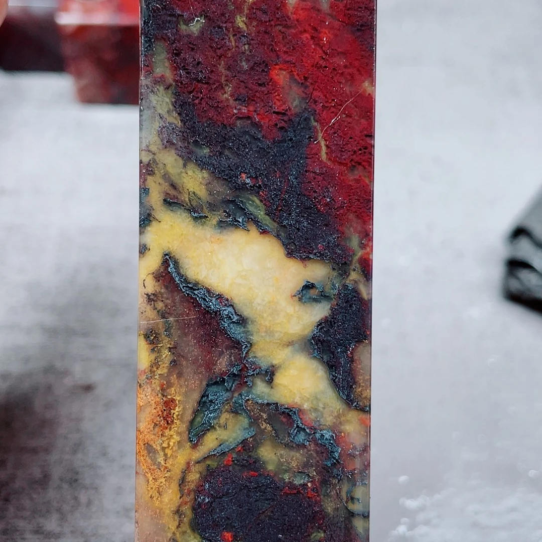 玉桂林鸡血玉印章镇尺