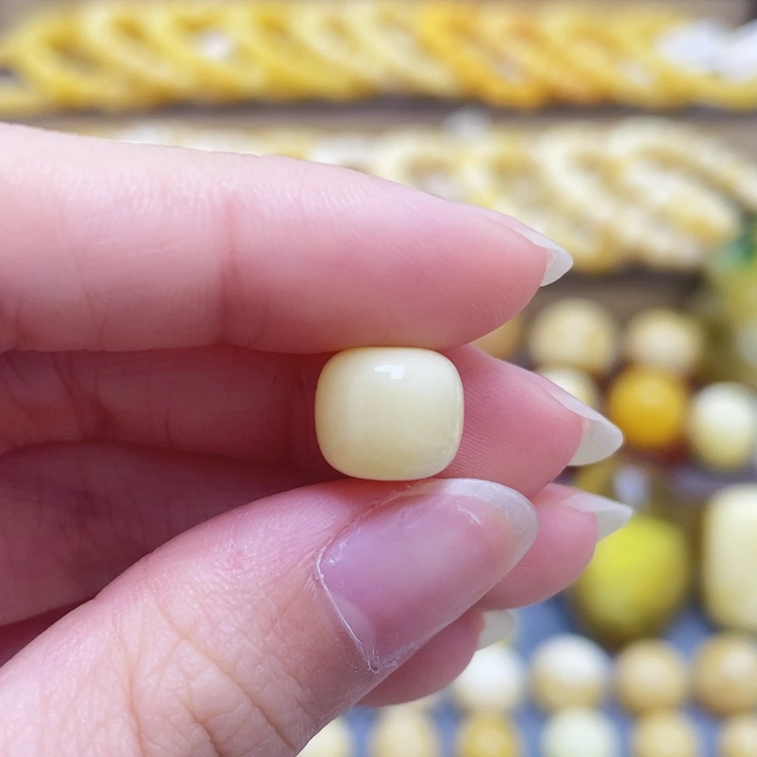 未镶嵌琥珀裸石10.2*8.8mm老型瑕疵