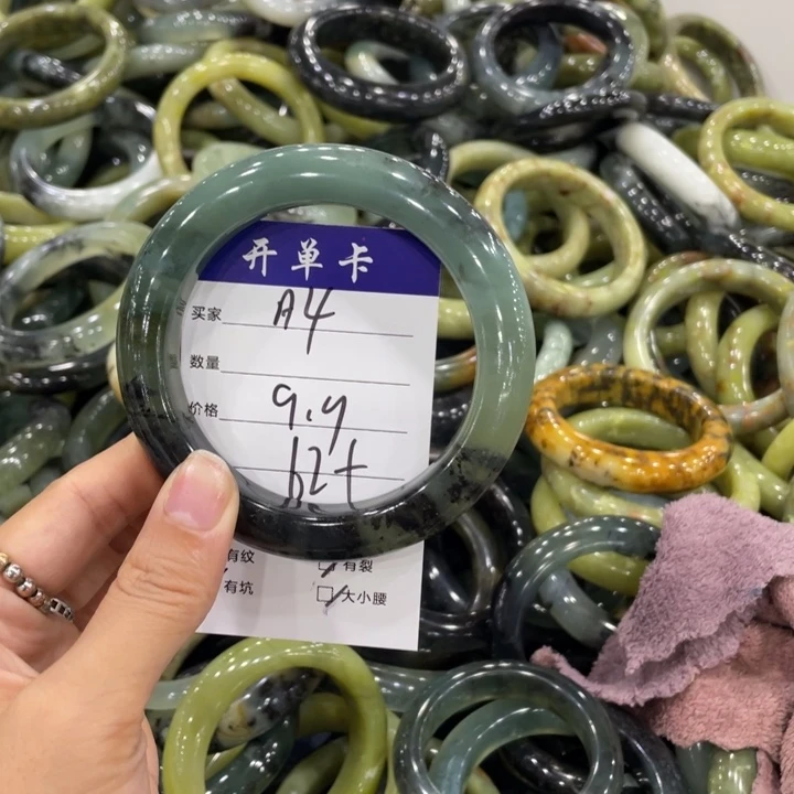 是***呀蛇纹石玉未镶嵌手镯