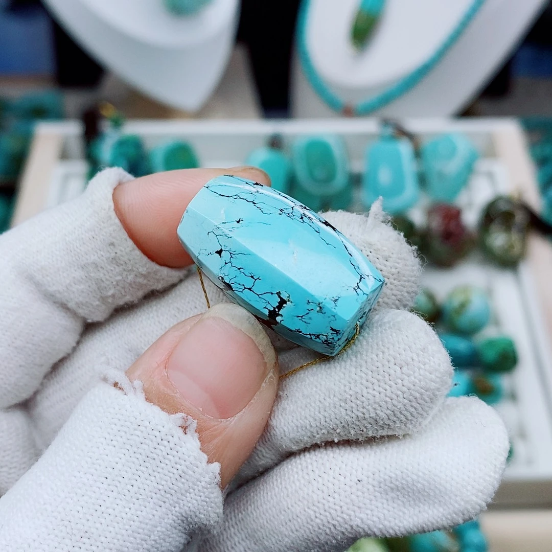 以***人绿松石未镶嵌颈饰