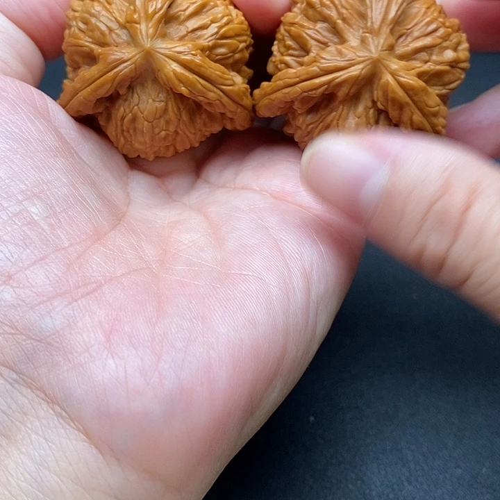 张***1文玩核桃把件白奔