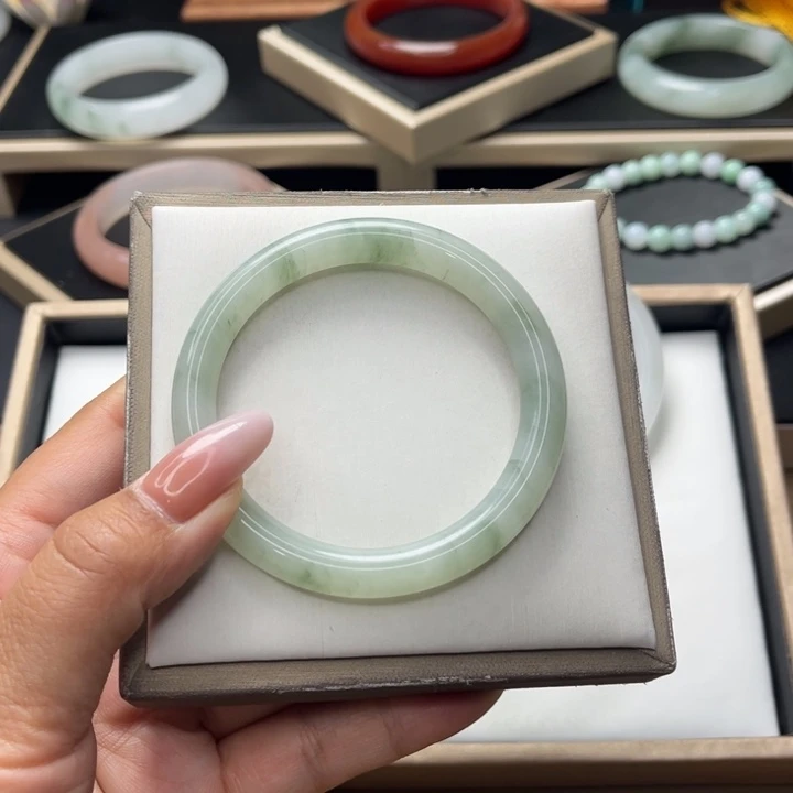 石英质玉手镯未镶嵌牛***?