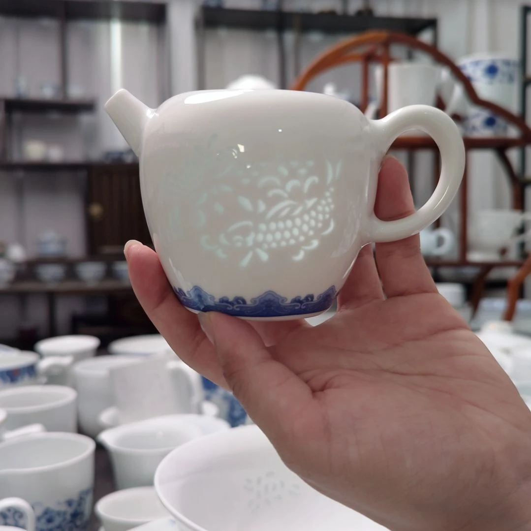 瓷年年有余茶壶一个