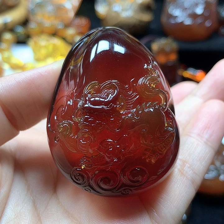 琥珀未镶嵌裸石血珀大师工雕刻白泽吊坠