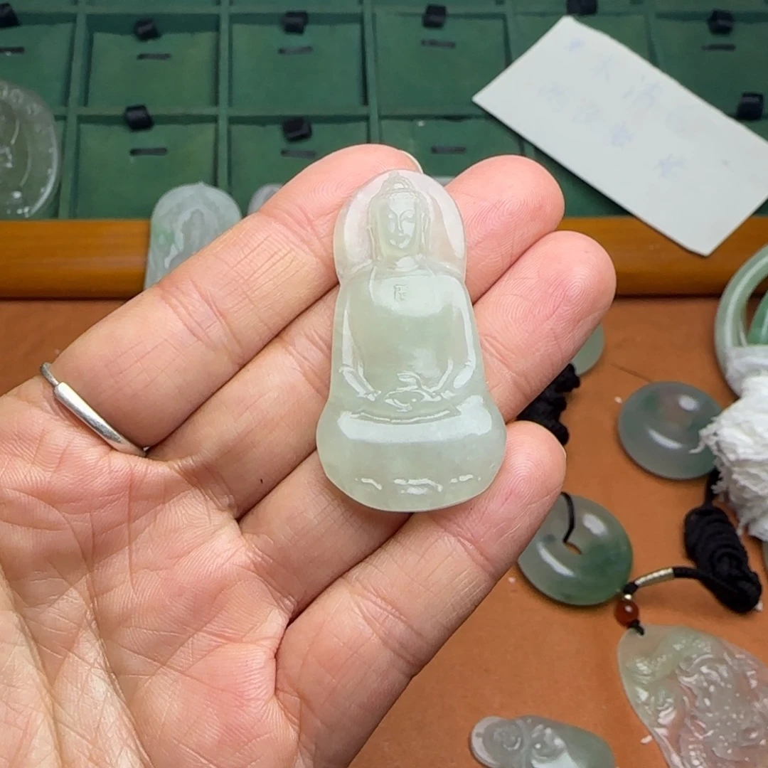 翡翠未镶嵌颈饰阿米