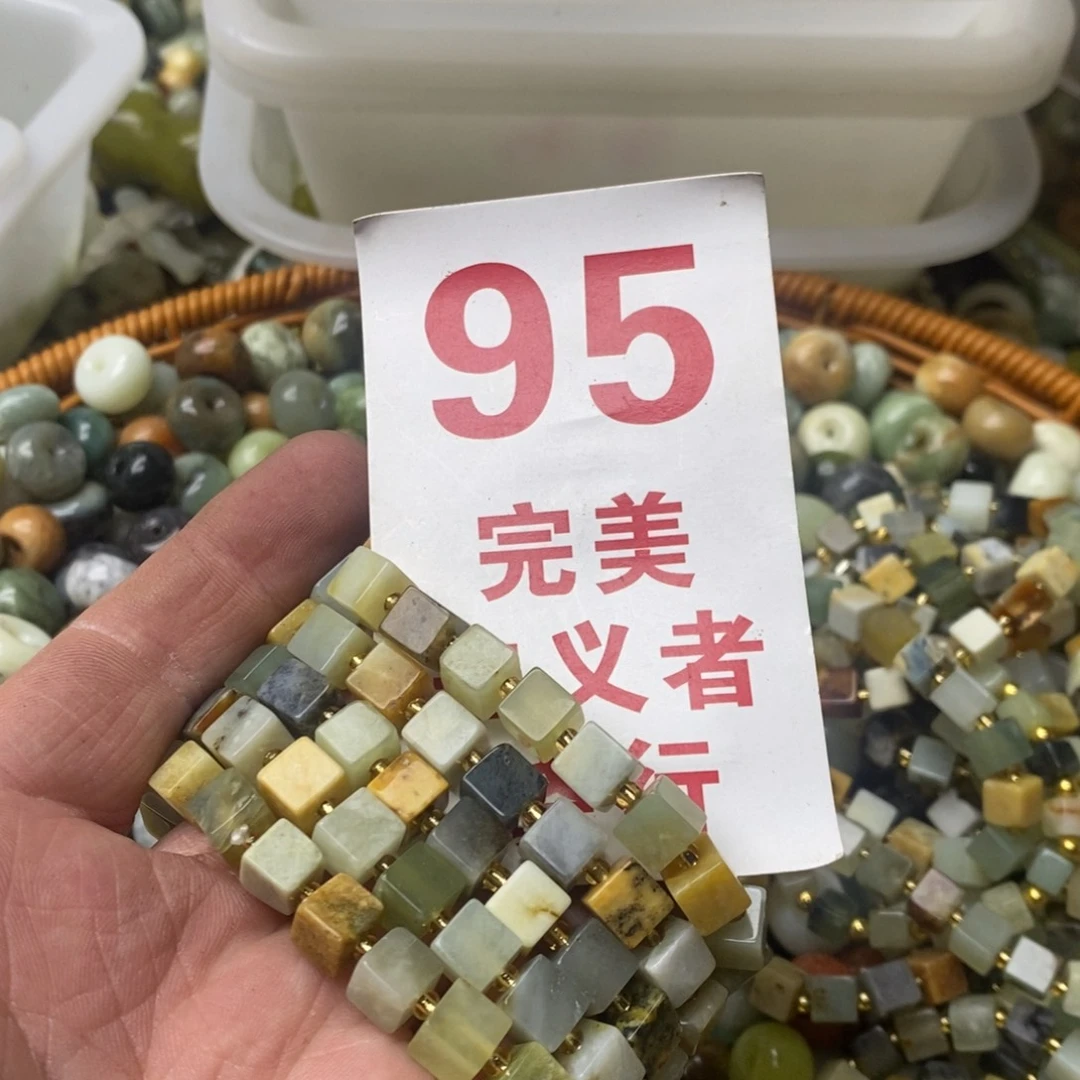 蛇纹石玉挂坠未镶嵌