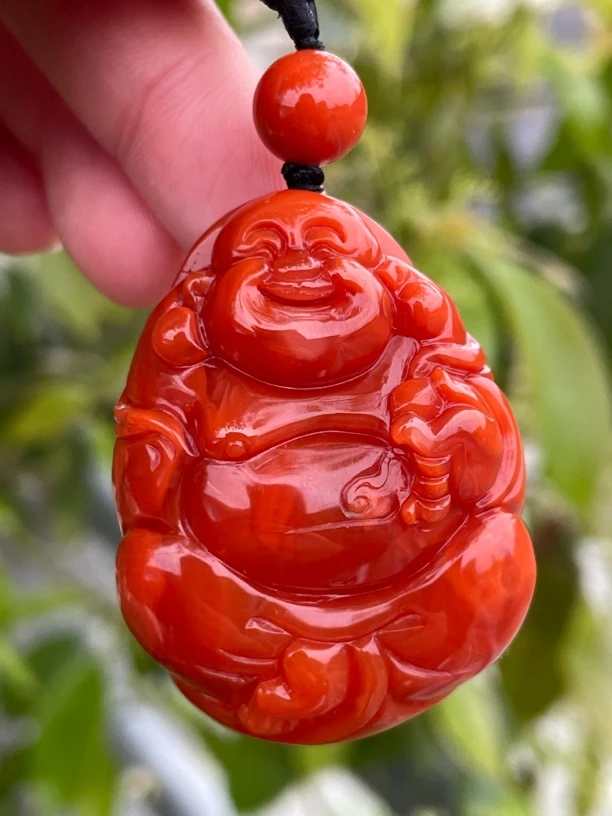 精品南红弥勒佛吊坠颜色红润，柿子红，精工雕刻尺寸33.5x45x15.5mm