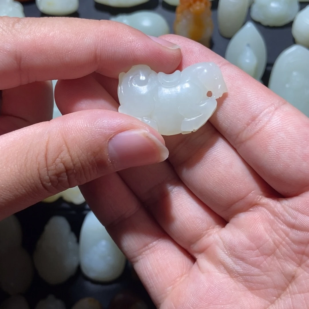 戈***狼和田玉未镶嵌颈饰