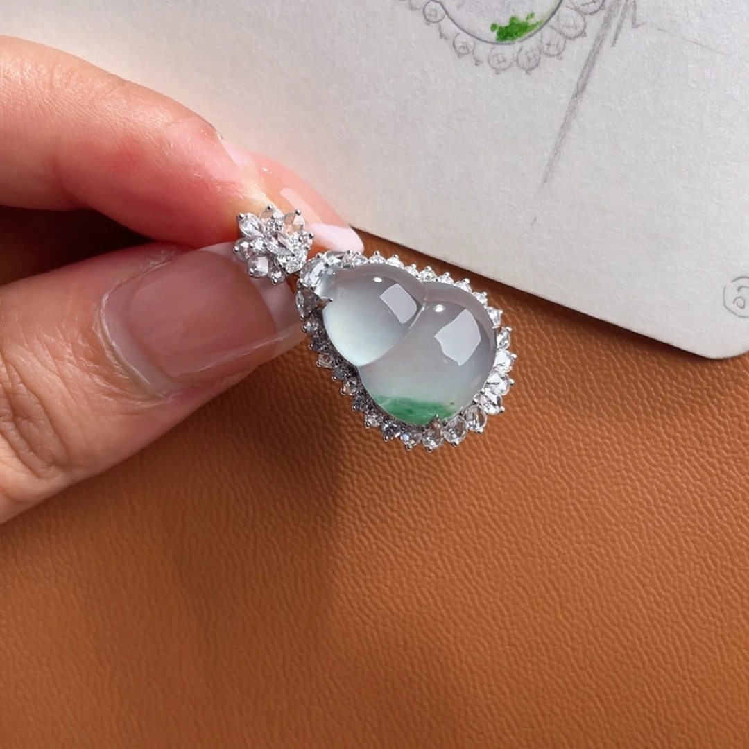 翡翠18K金镶嵌颈饰葫芦