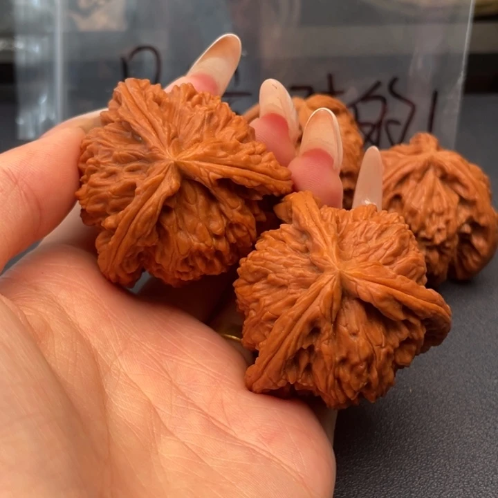 愤***狗文玩核桃吊坠白狮子