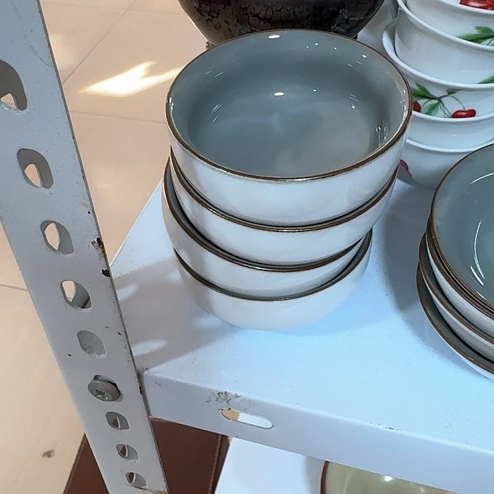 主人杯一个，瓷。品茗瓷