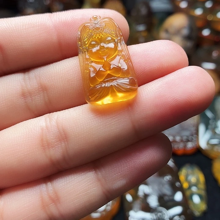 琥珀未镶嵌颈饰..