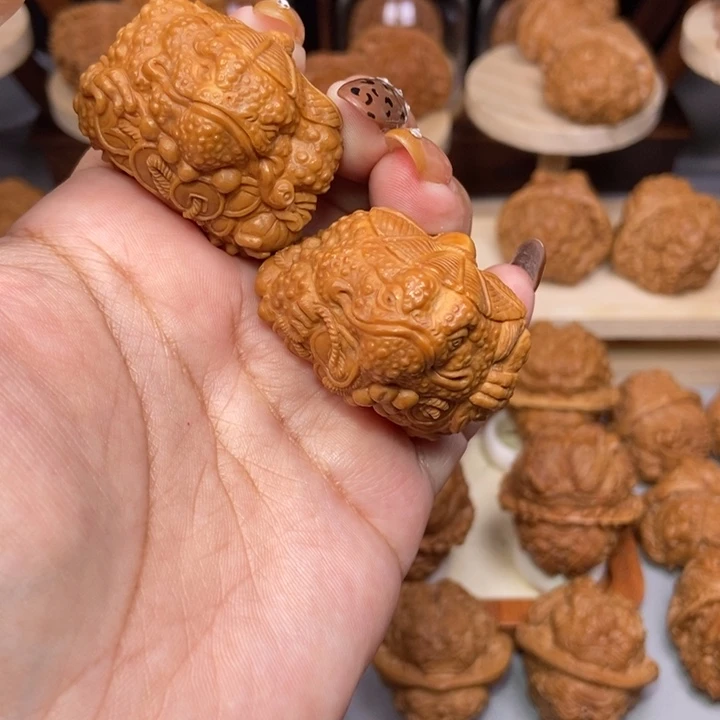 景***兄一根筋雕刻着金蟾