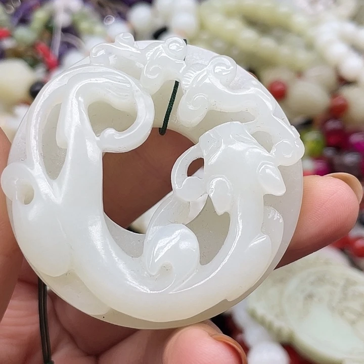 见***哥和田玉未镶嵌颈饰