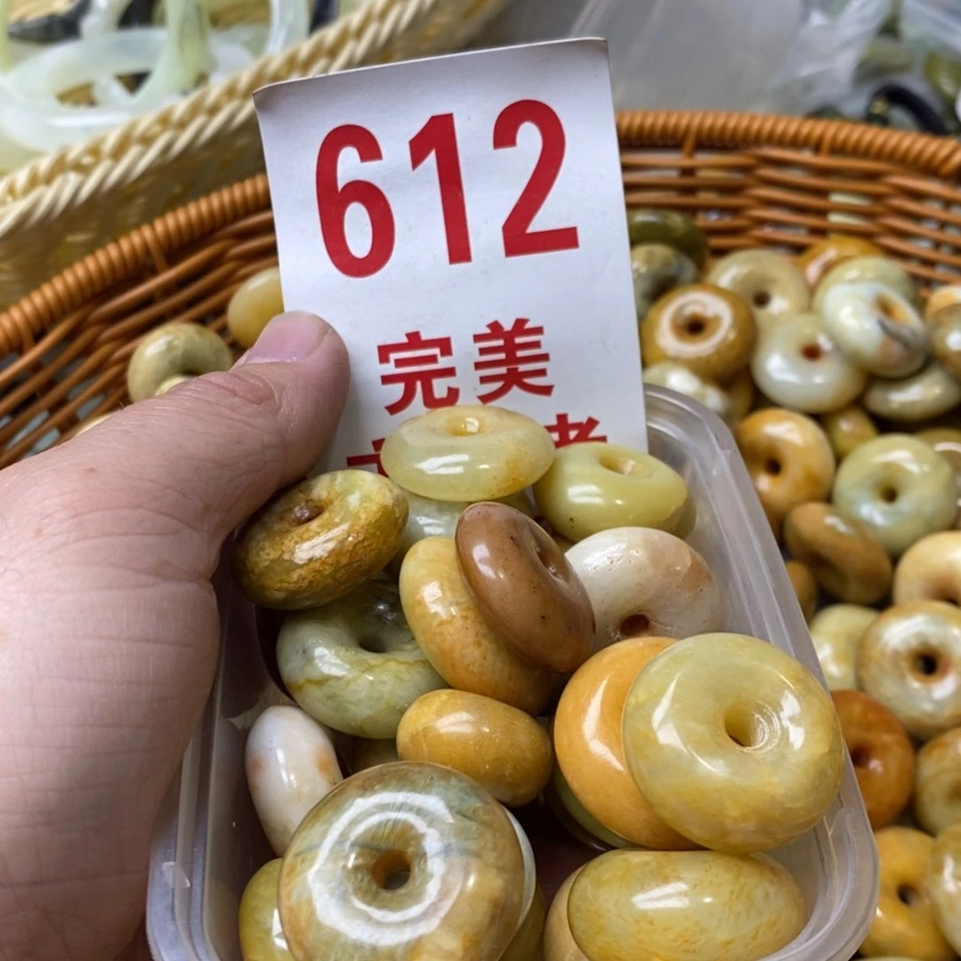 蛇纹石玉挂坠未镶嵌