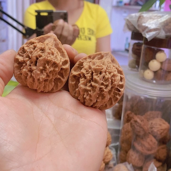 【闪购商品】文玩核桃把件43红皮乾隆纹油