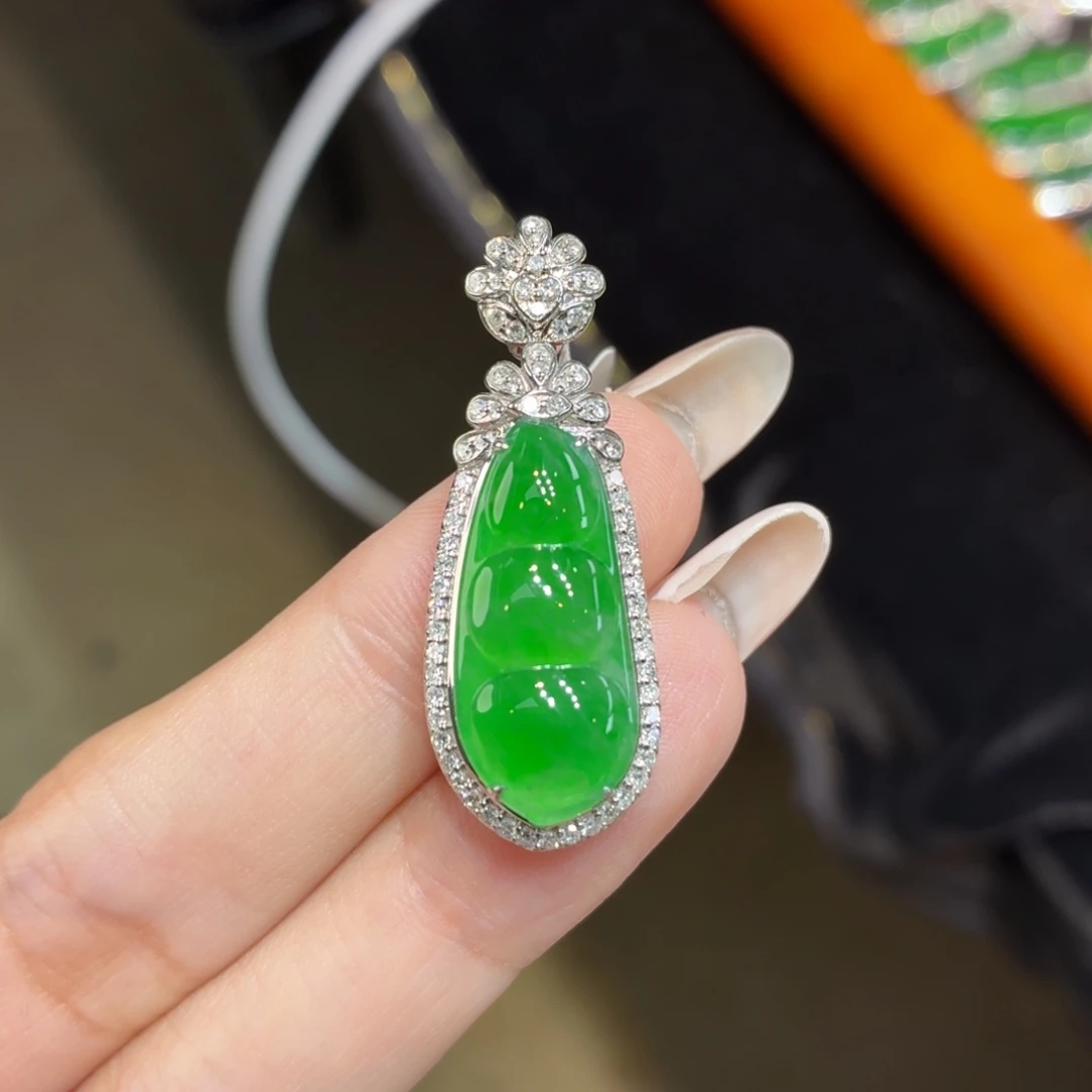 翡翠18K金镶嵌颈饰