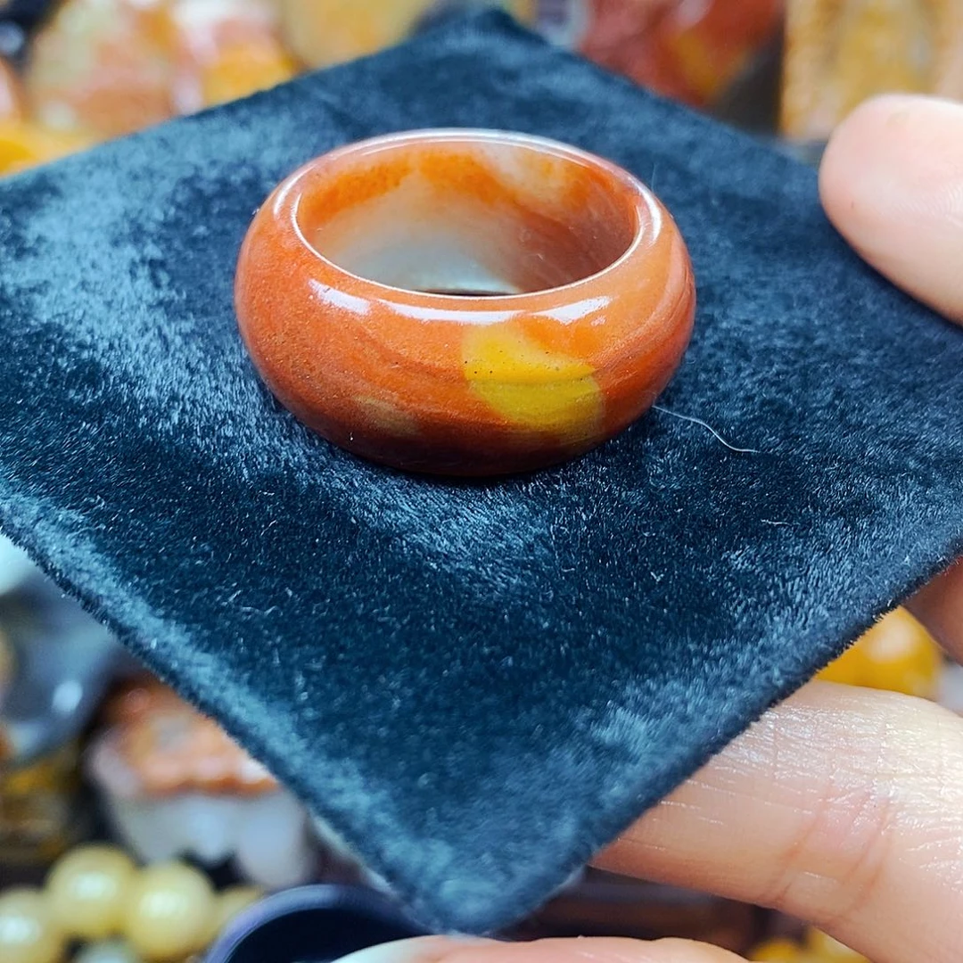 未镶嵌石英质玉（黄龙玉）颈饰