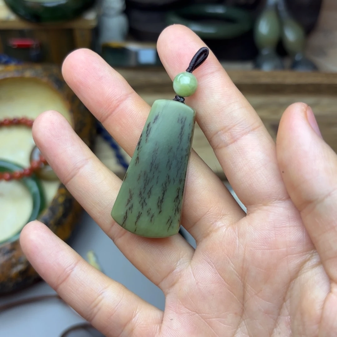 透闪石质玉未镶嵌颈饰