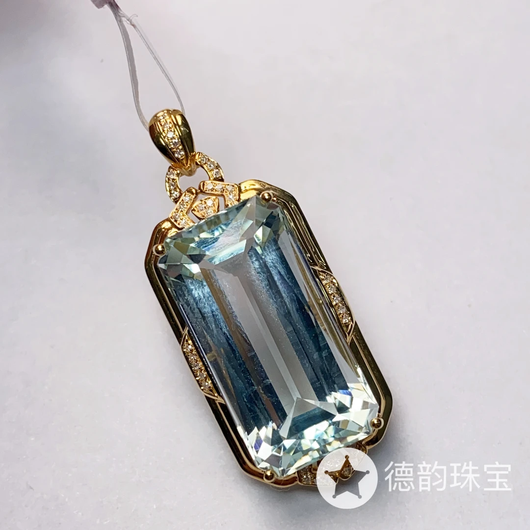 18K金镶嵌海蓝宝石吊坠 约18.80ct