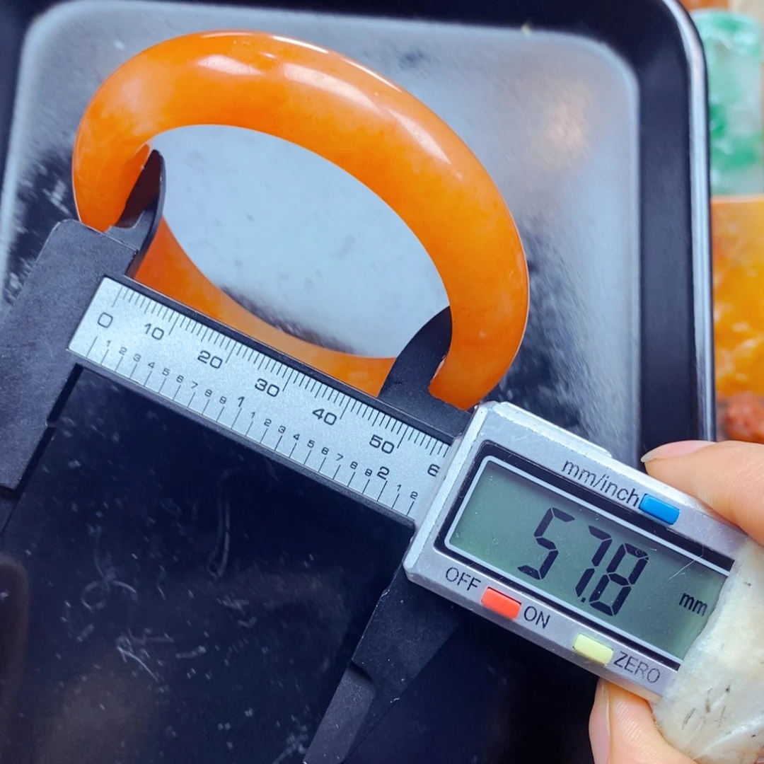 石英质玉（黄龙玉）未镶嵌颈饰