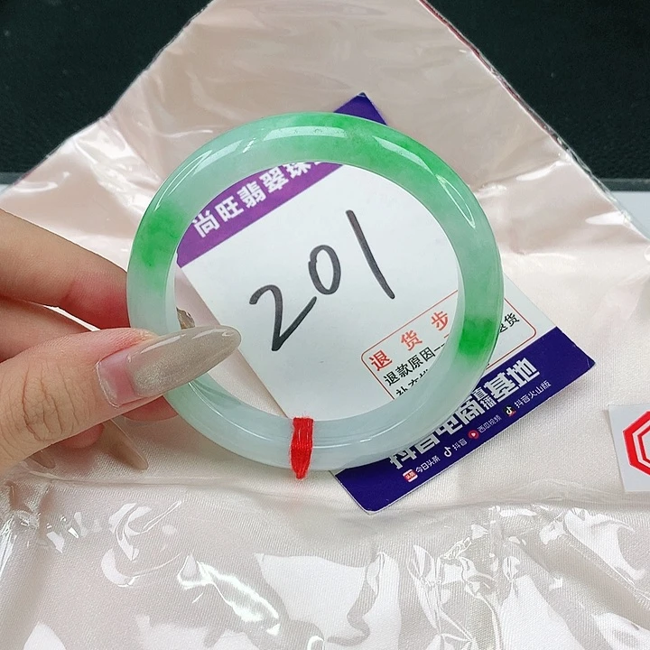 翡翠手镯未镶嵌翡翠12