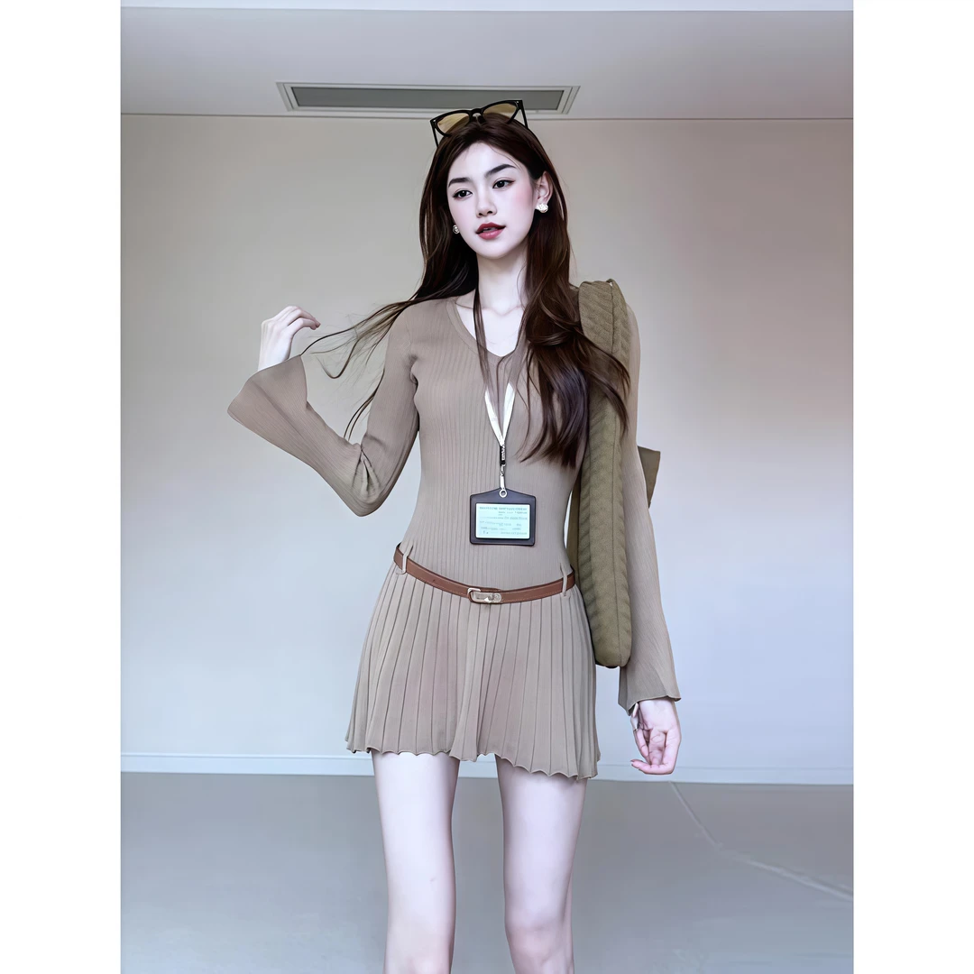 纯欲风性感辣妹V领长袖针织连衣裙女秋季新款收腰显瘦百褶短裙子