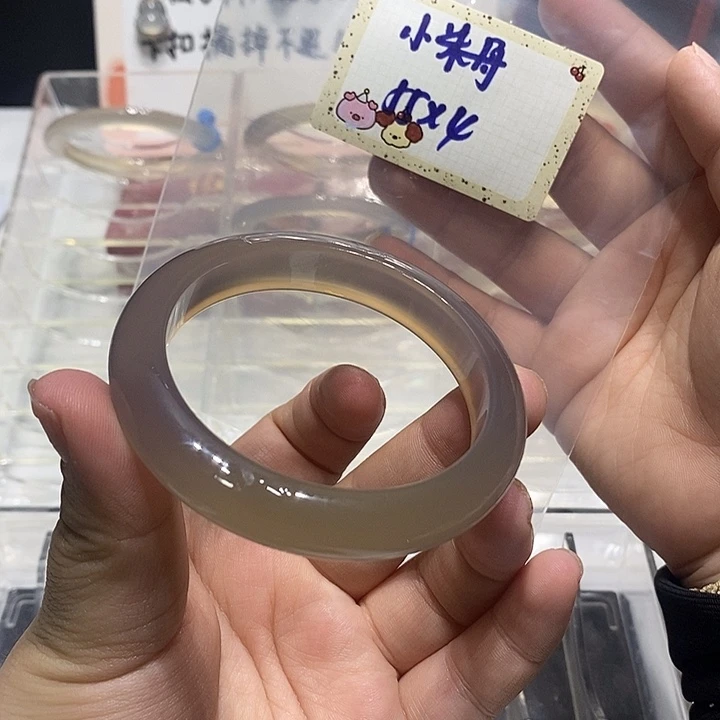 玛瑙/玉髓手镯未镶嵌小**?