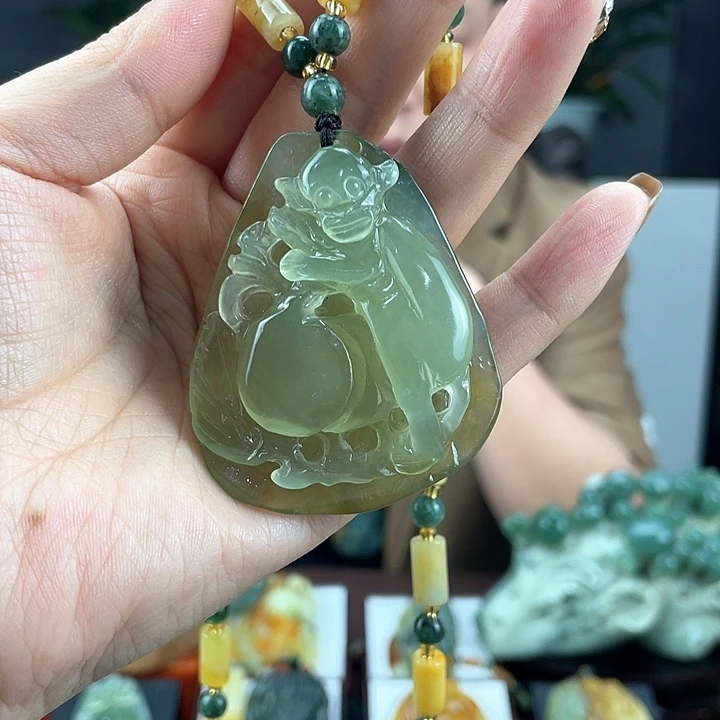 蛇纹石玉颈饰未镶嵌