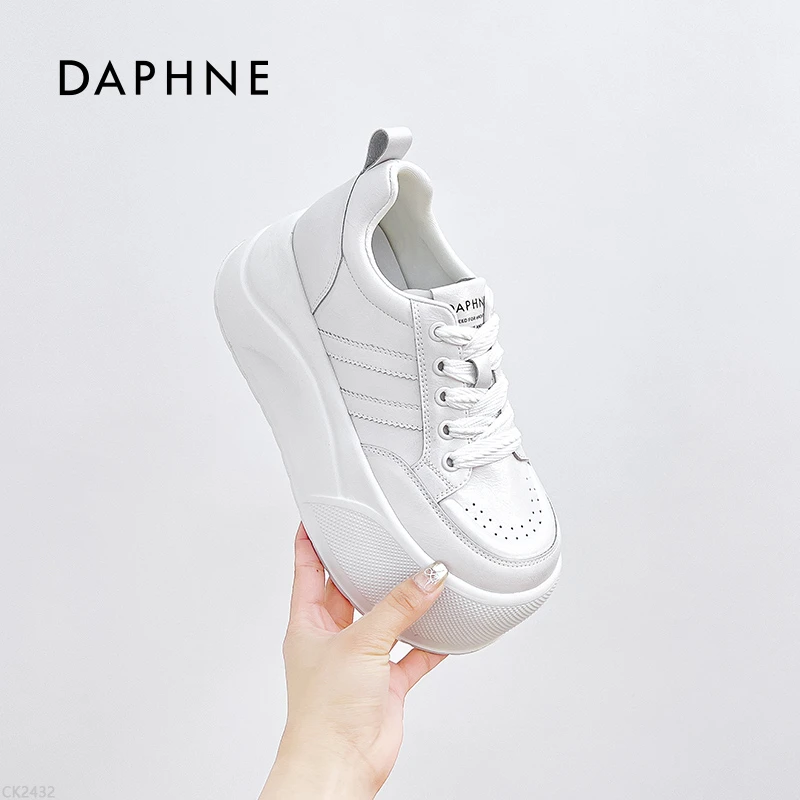 达芙妮时尚百搭户外运动舒适系带圆头小白鞋女款2025爆款专柜正品