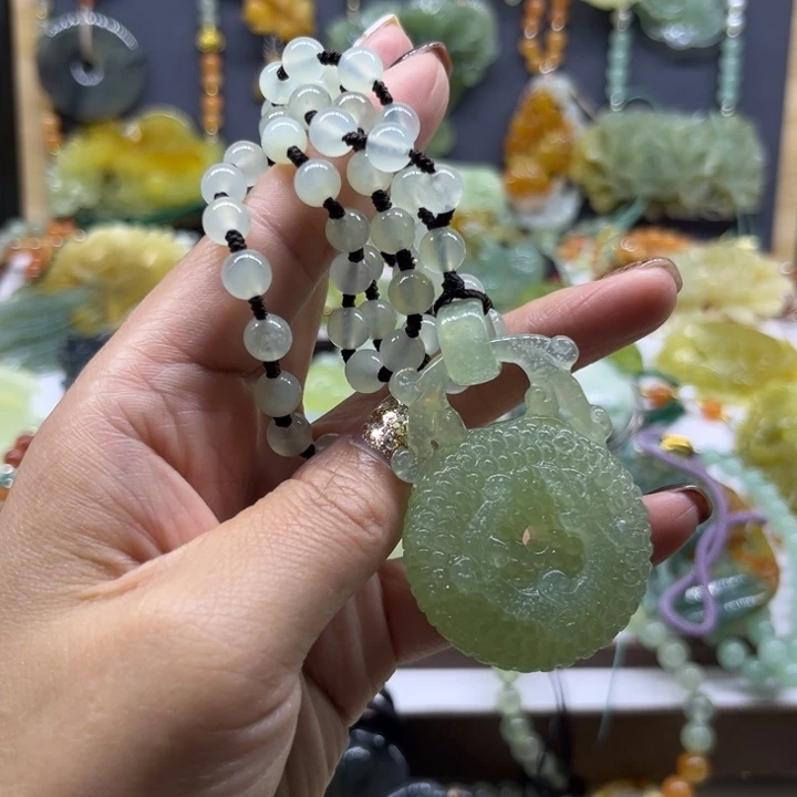 蛇纹石玉未镶嵌颈饰