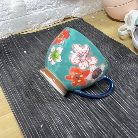 微瑕，口径8厘米，高度9底部有裂，针孔拖釉蓝色一个