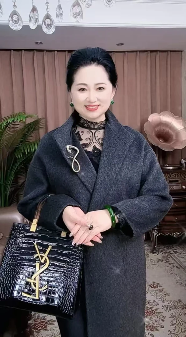 时尚减龄高端大气上档次长毛羊绒大衣