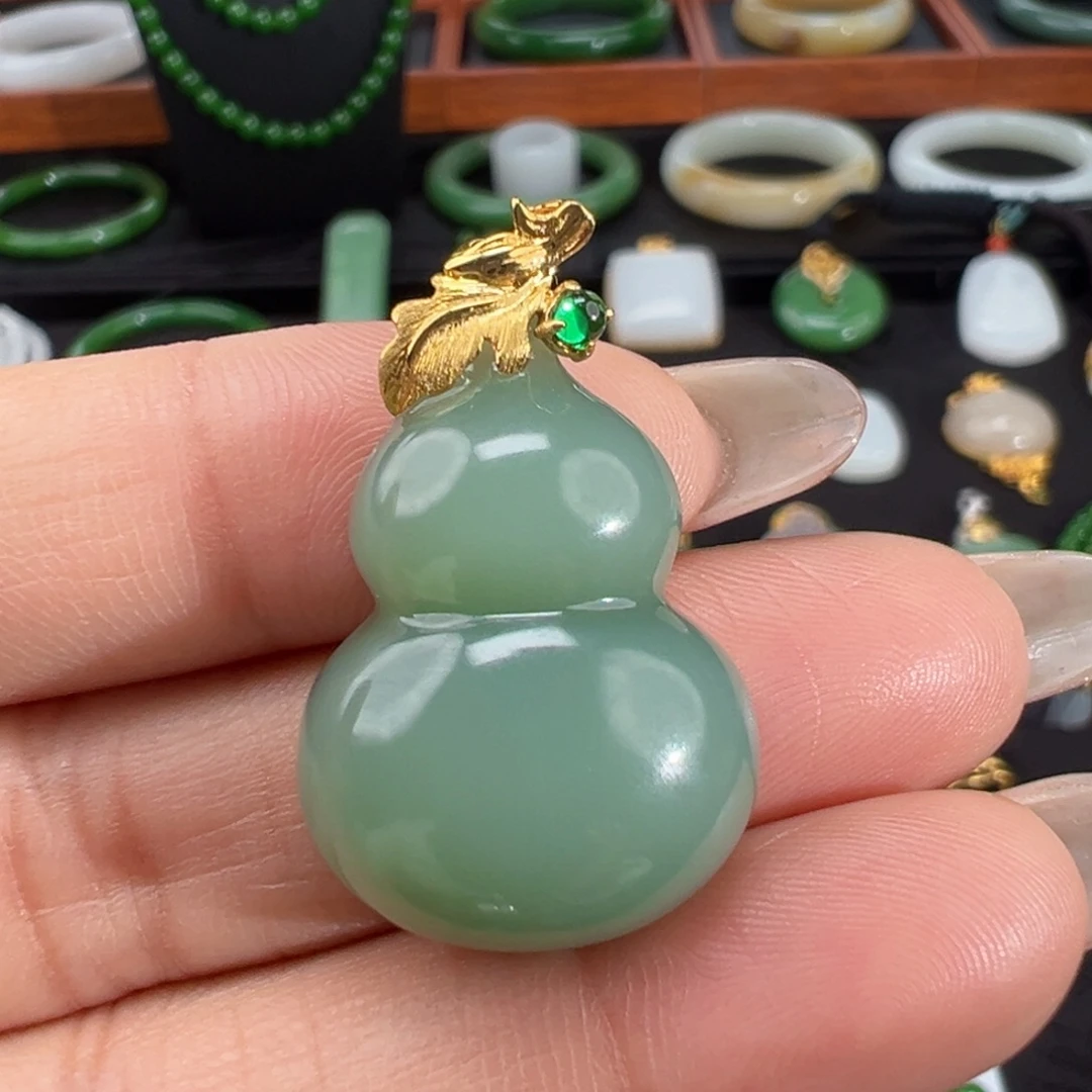 和田玉（碧玉）18K金镶嵌颈饰粉青过眼过灯厚款葫芦