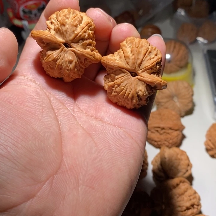 布**?文玩核桃血麒麟核桃