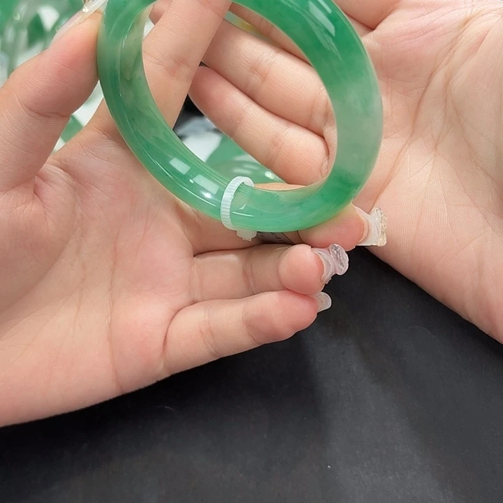 石英质玉（非洲翠）手镯未镶嵌
