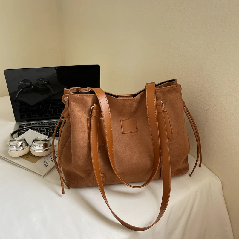 秋冬复古托特包磁扣单肩包通勤冷门不撞款包包ins水桶包初恋风