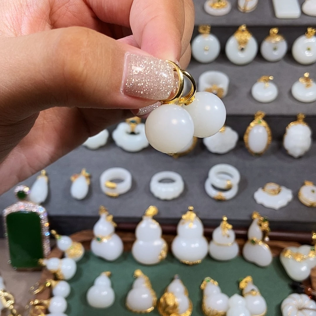 颈饰18K金镶嵌和田玉