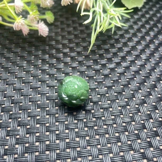 天然和田玉俄料碧玉菠菜绿飘糖有钱花珠子挂坠颈饰雕刻时尚吊坠