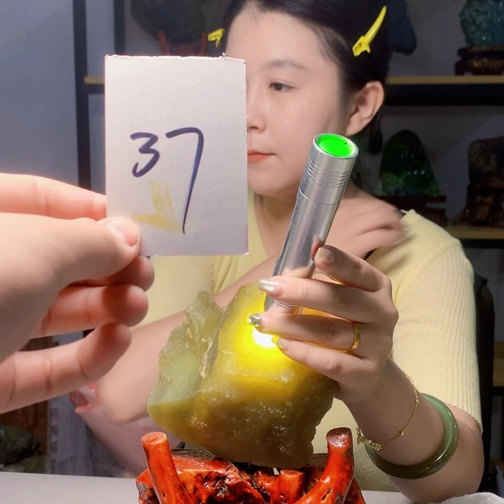 未镶嵌蛇纹石玉1岫玉