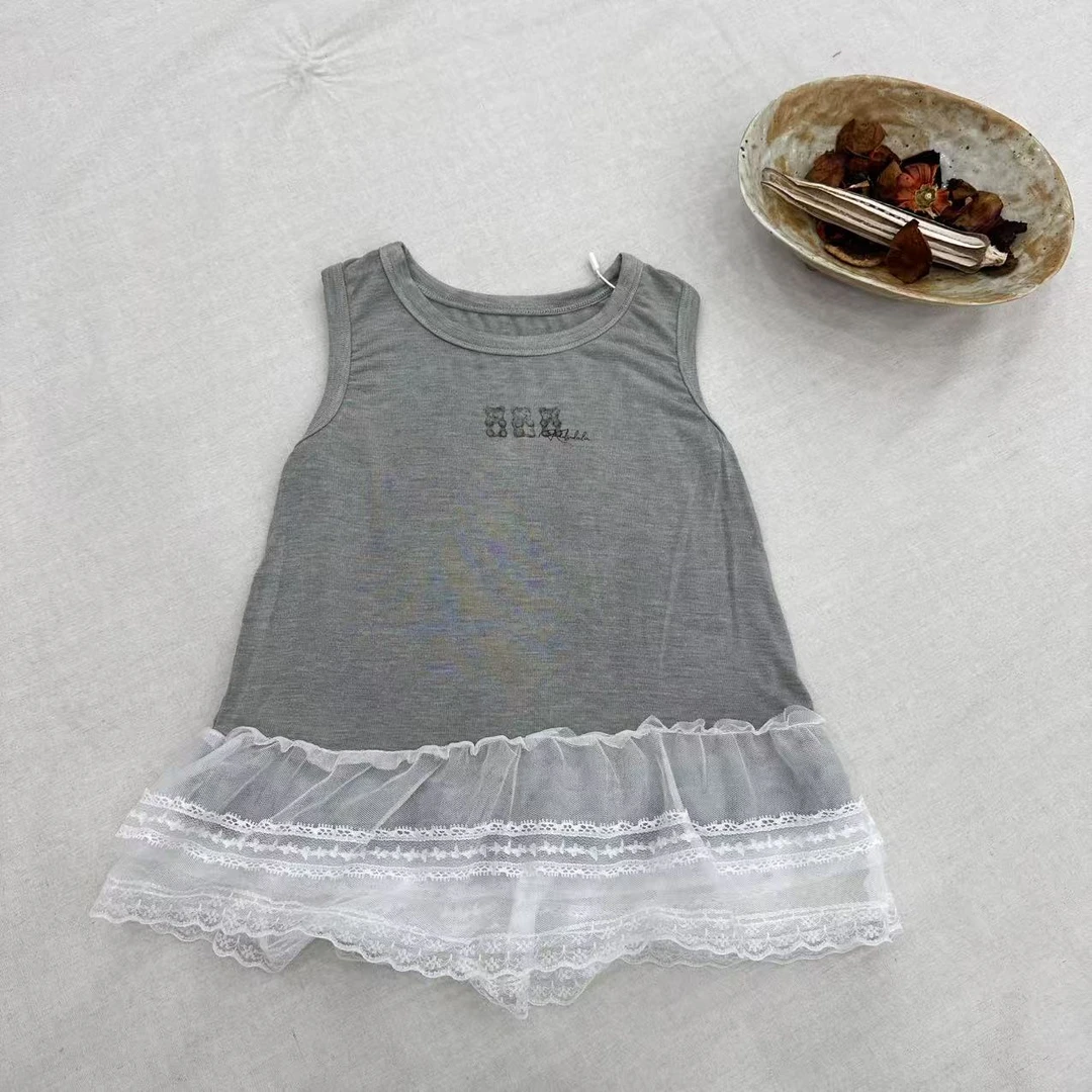 〖姐姐家〗2025夏款萌娃穿搭胸口刺绣蕾丝花边背心mu1263