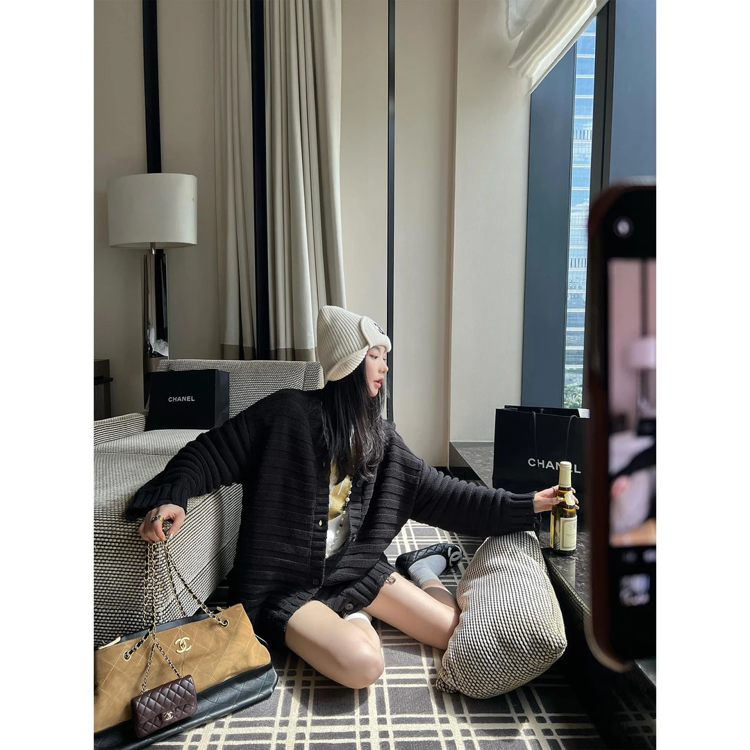 区区欧阳 破洞条纹毛衣外套女秋季宽松慵懒风针织衫复古开衫上衣