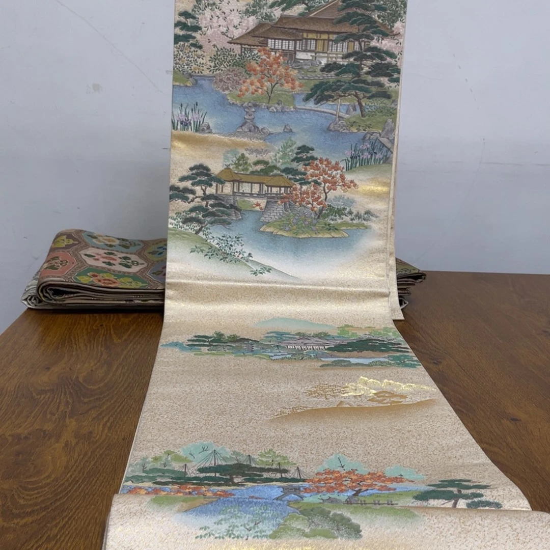 织绣织锦缎。织锦，