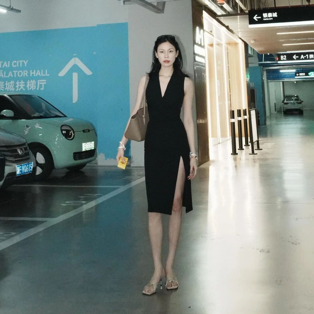 设计师款纯欲职场风气质显瘦西装领连衣裙夏季开叉修身小黑裙