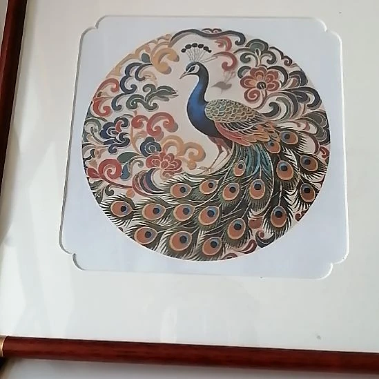 卡纸红木色边框孔雀