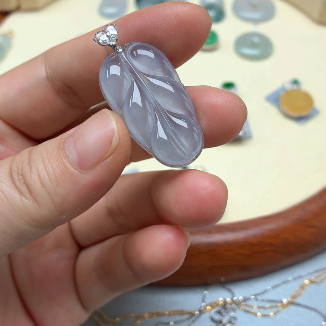 翡翠18K金镶嵌颈饰翡翠叶子