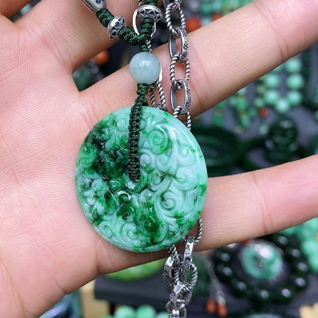 颈饰未镶嵌翡翠漂亮美眉